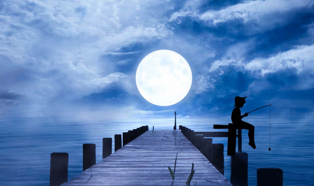 Tablas Solunares en Mayo de 2021. Imagen de la Luna y niño pescando.